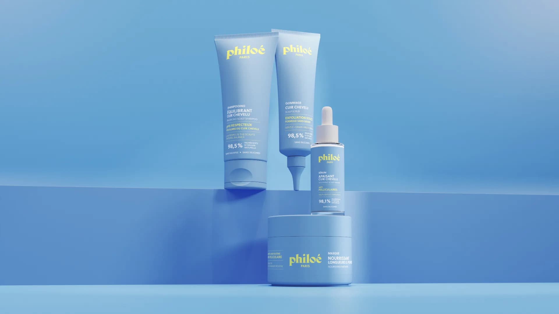 La routine Happy Scalp de Philoé : shampooing, gommage, sérum et masque sur fond bleu